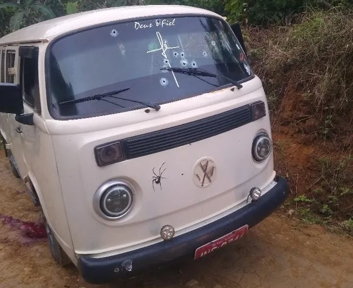 Homem é executado a tiros dentro de Kombi em fazenda na zona rural de Itacaré