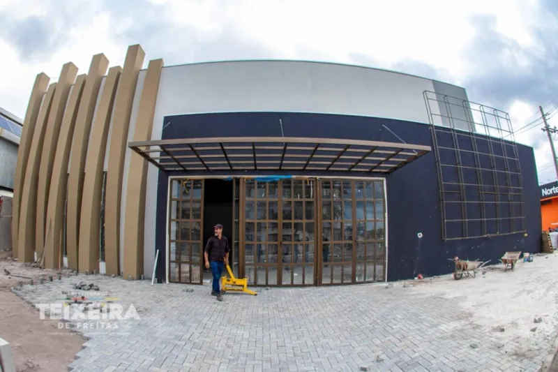 Construção do auditório da Escola Antônio Chicon Sobrinho entra em fase final de execução