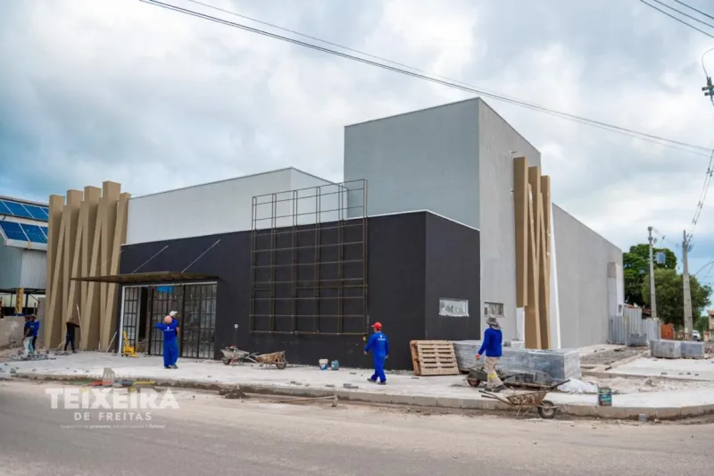 Construção do auditório da Escola Antônio Chicon Sobrinho entra em fase final de execução