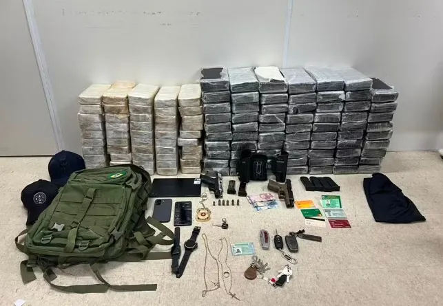 Policial militar e estudante de Direito são presos com mais de 100 quilos de drogas em estacionamento de shopping em Salvador Policial militar e estudante de Direito são presos com mais de 100 quilos de drogas em estacionamento de shopping em Salvador