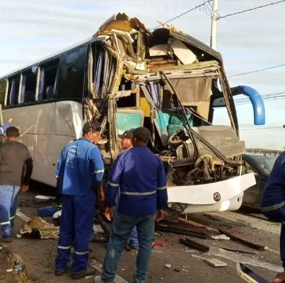 Acidente entre ônibus e caminhão deixa 17 trabalhadores feridos em Camaçari Acidente entre ônibus e caminhão deixa 17 trabalhadores feridos em Camaçari