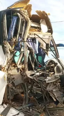 Acidente entre ônibus e caminhão deixa 17 trabalhadores feridos em Camaçari Acidente entre ônibus e caminhão deixa 17 trabalhadores feridos em Camaçari