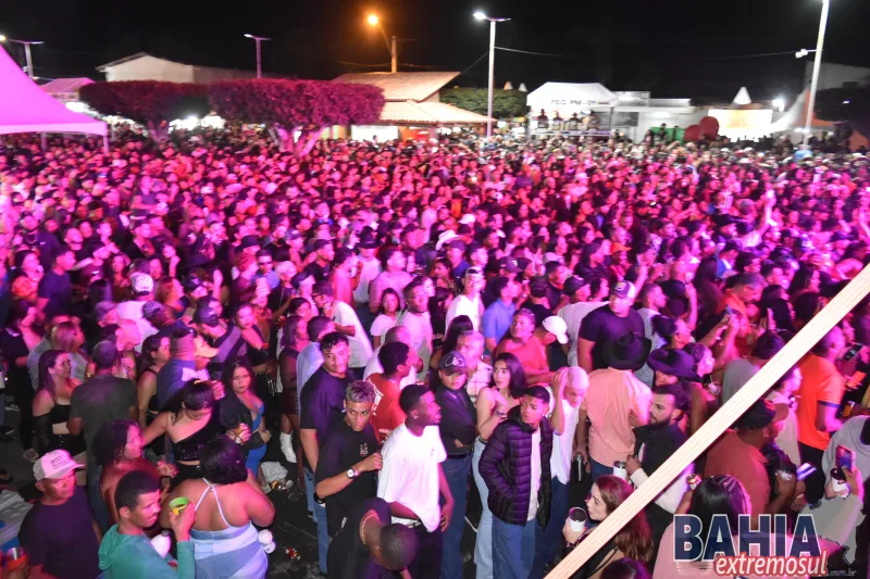Thiago Aquino lota praça de eventos e emociona público na abertura dos festejos dos 64 anos de Lajedão