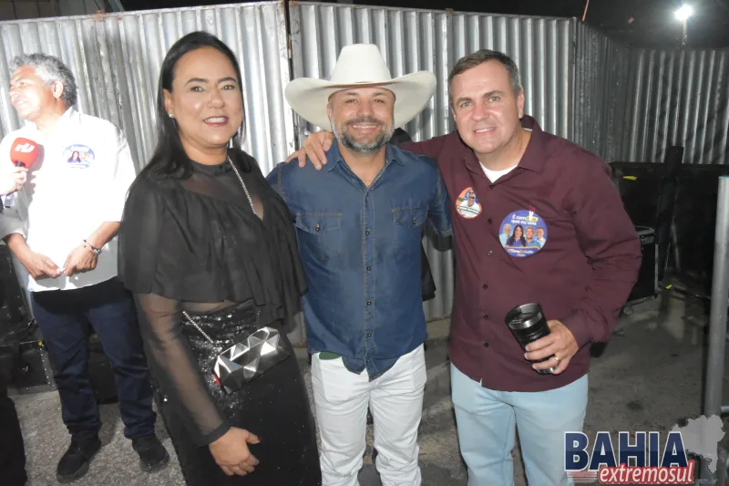 Thiago Aquino lota praça de eventos e emociona público na abertura dos festejos dos 64 anos de Lajedão