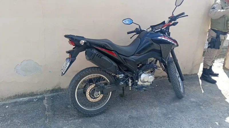 PM cumpre mandado de prisão e recupera motocicleta furtada durante operação em Itabatã