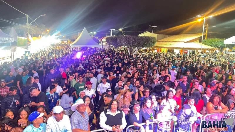 Segunda noite da Festa dos 64 Anos de Lajedão reúne multidão e emociona público com Silvanno Salles