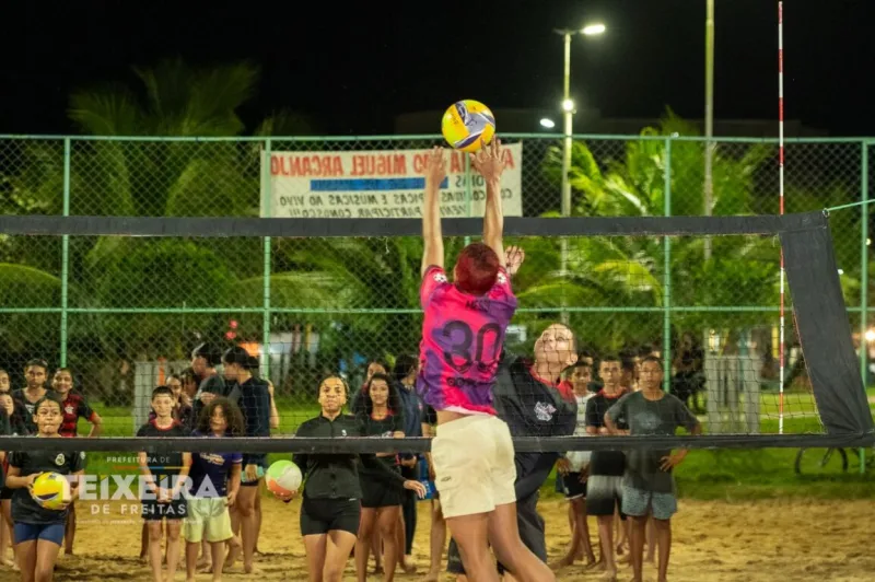 Projeto Virando o Jogo abre inscrições gratuitas para aulas de vôlei em Teixeira de Freitas