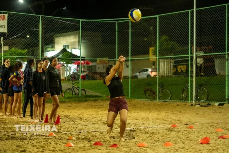 Projeto Virando o Jogo abre inscrições gratuitas para aulas de vôlei em Teixeira de Freitas