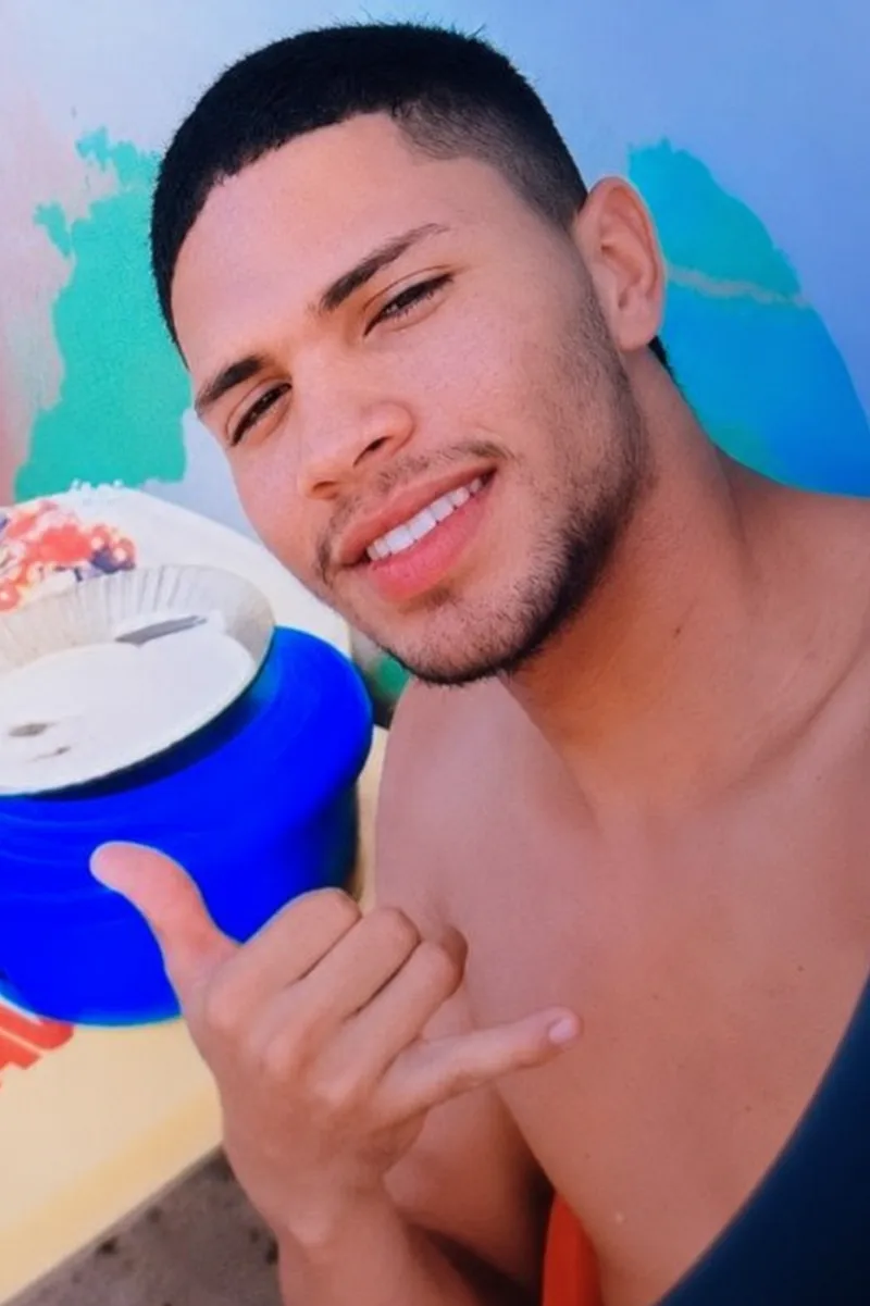 Jovem de 23 anos é executado com cerca de 17 tiros dentro de casa no bairro Nova América, em Teixeira de Freitas. 