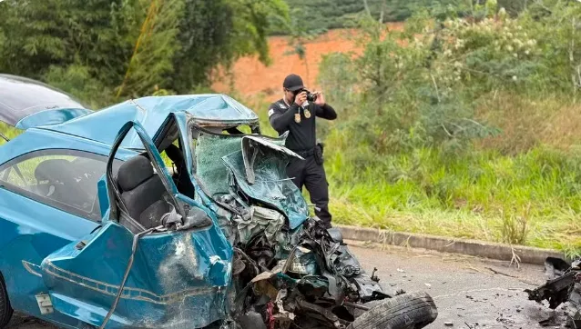 Cinco pessoas morrem em grave acidente entre van da Prefeitura de Rubim e carro na BR-116