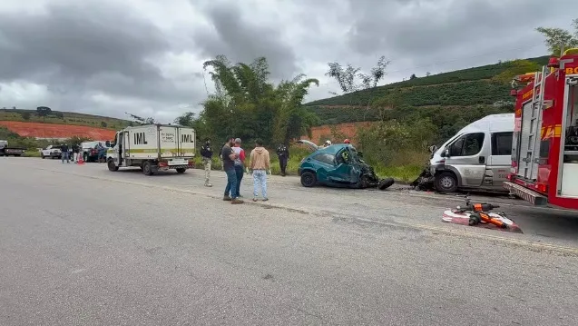 Cinco pessoas morrem em grave acidente entre van da Prefeitura de Rubim e carro na BR-116