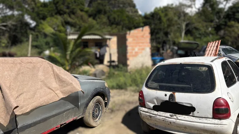Polícia Civil recupera veículos com indícios de adulteração e apreende materiais usados em desmanche em Porto Seguro