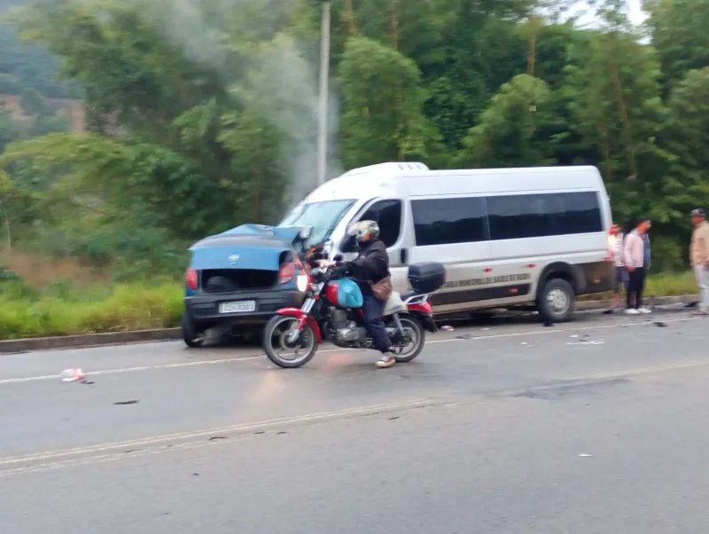 Cinco pessoas morrem em grave acidente entre van da Prefeitura de Rubim e carro na BR-116