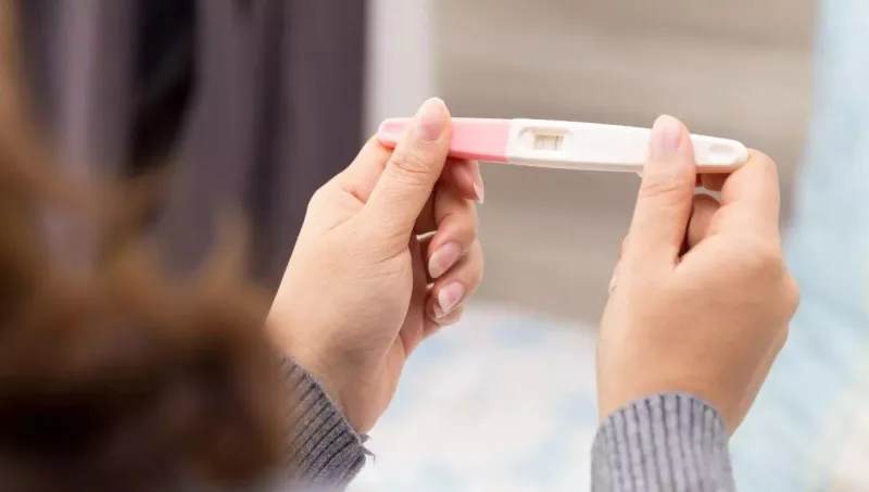 Atraso menstrual: 5 causas além da gravidez e quando procurar um médico