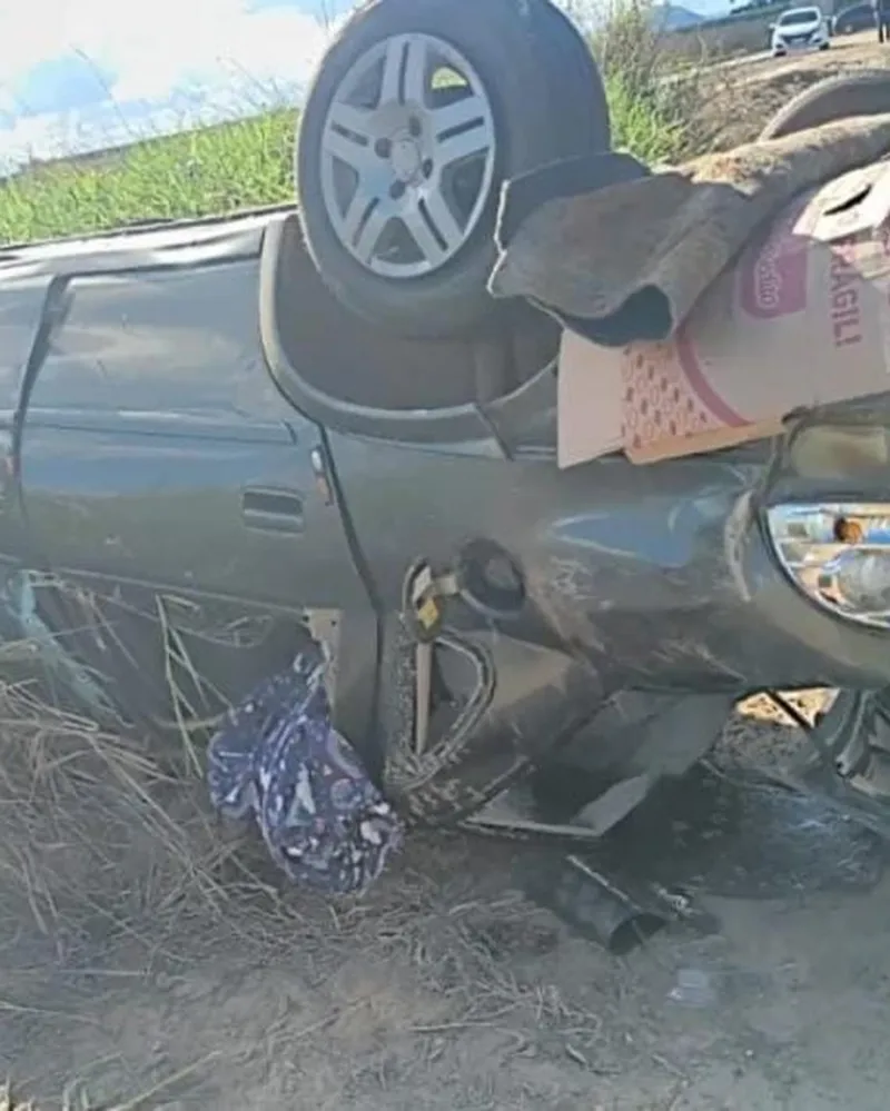 Capotamento na BA-290 deixa três feridos; motorista é transferido em estado grave para hospital de Teixeira de Freitas Capotamento na BA-290 deixa três feridos; motorista é transferido em estado grave para hospital de Teixeira de Freitas