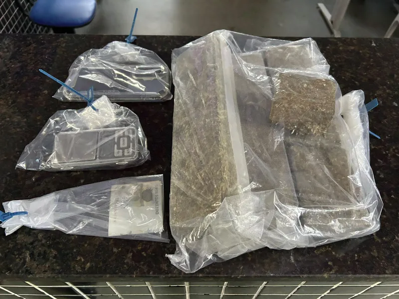 Homem é preso com mais de 3 quilos de maconha no bairro Várzea Alegre, em Itamaraju Homem é preso com mais de 3 quilos de maconha no bairro Várzea Alegre, em Itamaraju