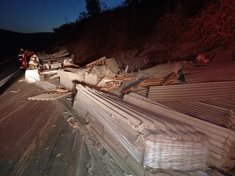 Motorista de caminhão sofre lesões graves após caminhão tombar na BR-101, em Prado