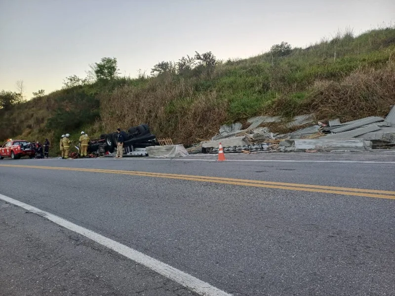 Motorista de caminhão sofre lesões graves após caminhão tombar na BR-101, em Prado