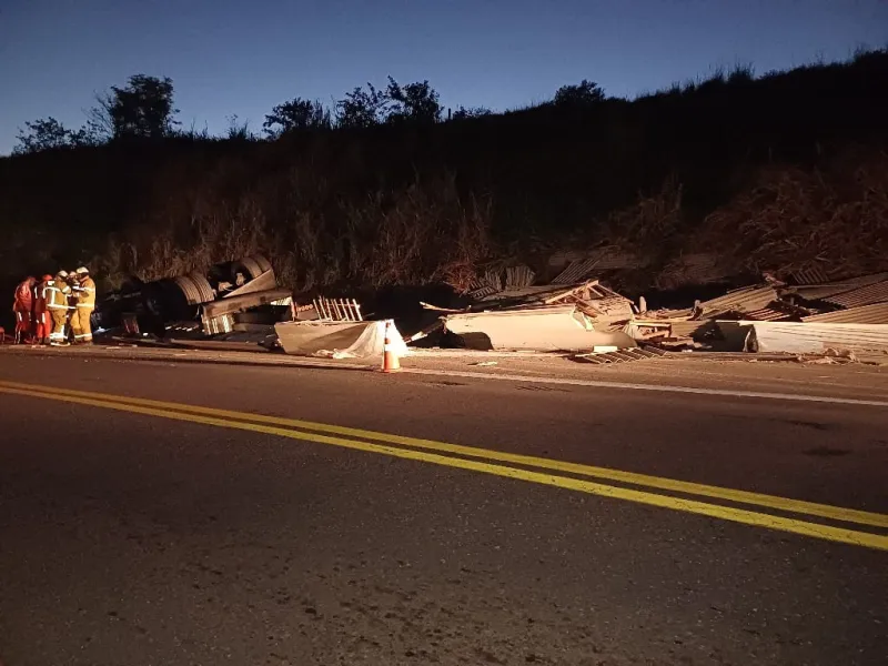 Motorista de caminhão sofre lesões graves após caminhão tombar na BR-101, em Prado