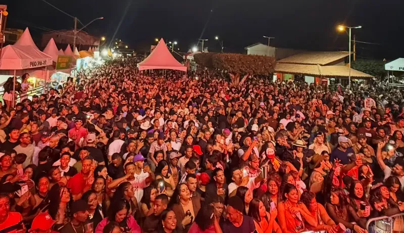 Thiago Aquino lota praça de eventos e emociona público na abertura dos festejos dos 64 anos de Lajedão