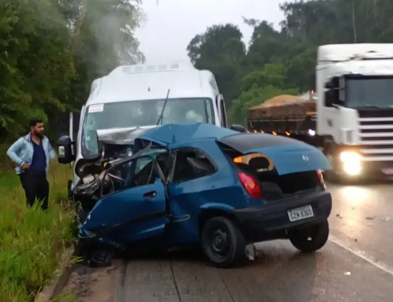 Cinco pessoas morrem em grave acidente entre van da Prefeitura de Rubim e carro na BR-116