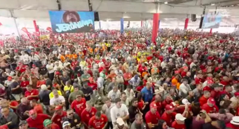 Convenção de Jerônimo reúne mais de 30 mil pessoas e mostra a grande força do time de Lula na Bahia