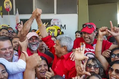 Convenção de Jerônimo reúne mais de 30 mil pessoas e mostra a grande força do time de Lula na Bahia