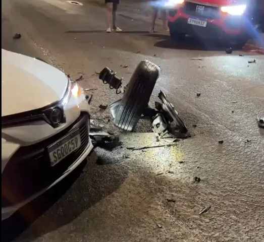 Vídeos -Acidente frontal entre Fiat e Corolla deixa uma pessoa ferida na entrada do bairro Ouro Verde, em Itabela