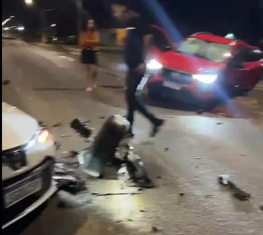 Vídeos -Acidente frontal entre Fiat e Corolla deixa uma pessoa ferida na entrada do bairro Ouro Verde, em Itabela