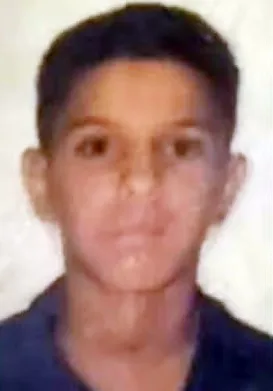 Jovem de 15 anos é morto a tiros na frente da mãe após quatro homens invadirem residência na Bahia
