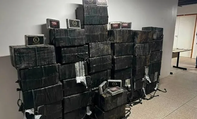 Operação conjunta apreende cerca de uma tonelada de cocaína e prende nove pessoas no Porto de Salvador