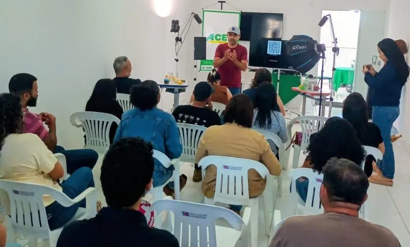 Oficina gratuita de mídias sociais capacita 25 participantes em Mucuri