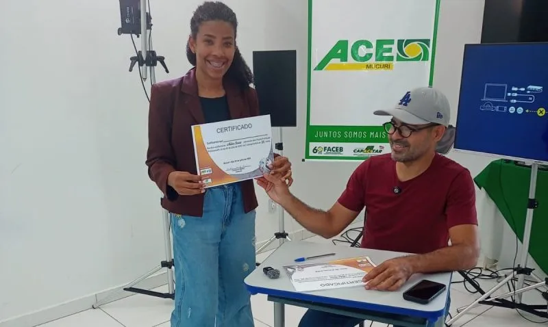 Oficina gratuita de mídias sociais capacita 25 participantes em Mucuri