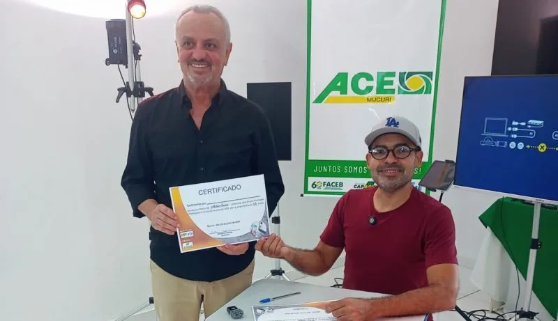 Oficina gratuita de mídias sociais capacita 25 participantes em Mucuri