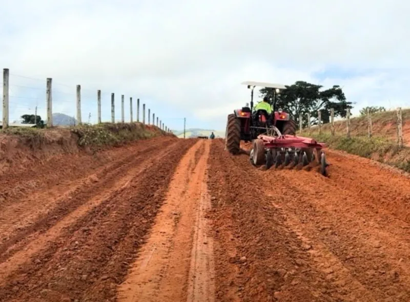 Recuperação de estradas vicinais melhora acesso e transporte na zona rural de Vereda