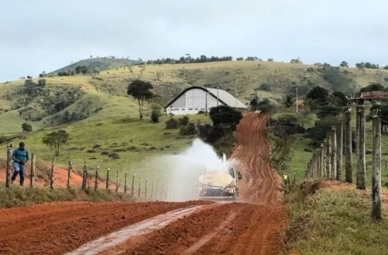 Recuperação de estradas vicinais melhora acesso e transporte na zona rural de Vereda