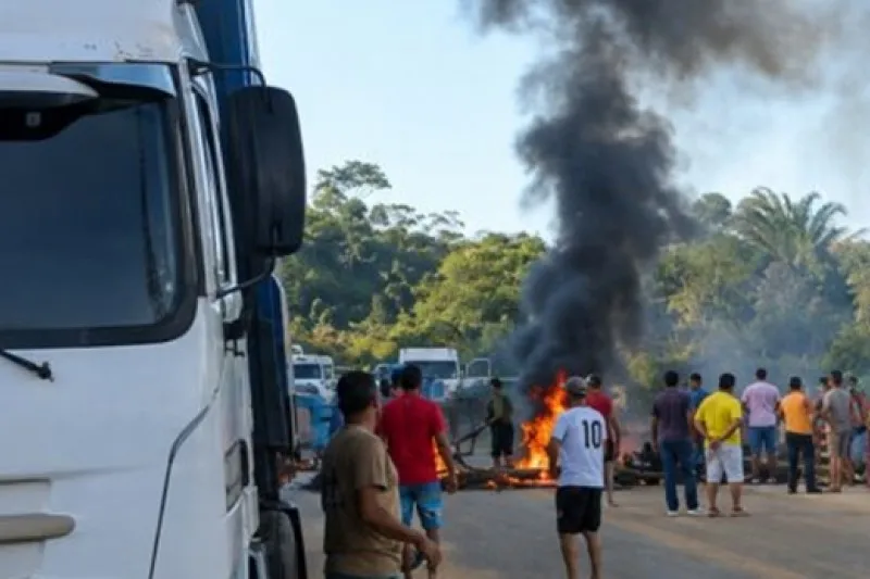 Caminhoneiros bloqueiam desvio da BR-101 após estrada ficar tomada pela lama em Santa Maria Eterna