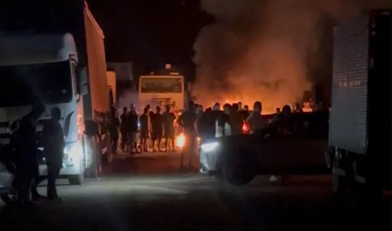 Caminhoneiros bloqueiam desvio da BR-101 após estrada ficar tomada pela lama em Santa Maria Eterna