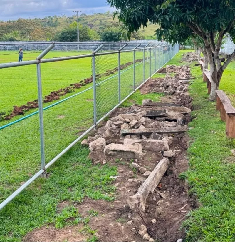 Reforma do Estádio Municipal “O Gobirão” de Vereda avança com instalação de novo sistema de irrigação e alambrado