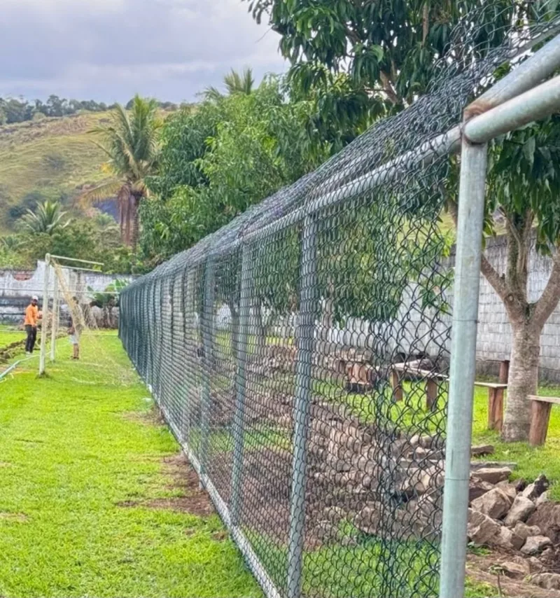 Reforma do Estádio Municipal “O Gobirão” de Vereda avança com instalação de novo sistema de irrigação e alambrado