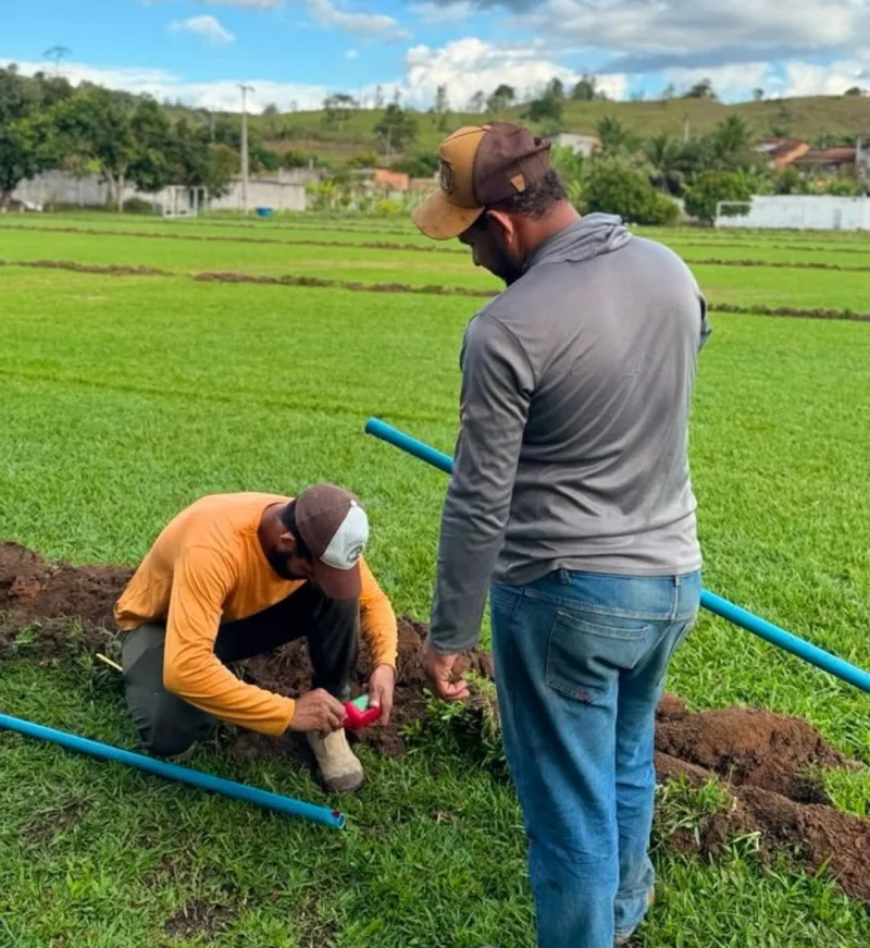 Reforma do Estádio Municipal “O Gobirão” de Vereda avança com instalação de novo sistema de irrigação e alambrado