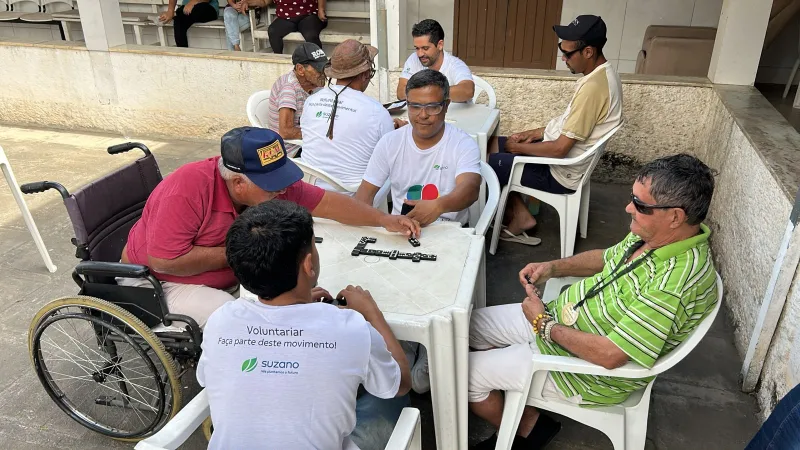 Colaboradores da Suzano e JSL doam mais de mil fraldas em visita ao Lar dos Idosos de Teixeira de Freitas