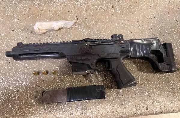 Submetralhadora artesanal e crack são apreendidos pela PM em bairro de Alcobaça Submetralhadora artesanal e crack são apreendidos pela PM em bairro de Alcobaça
