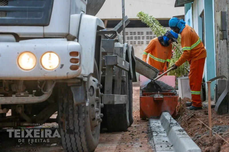 Obras avançam no Liberdade II com instalação de meio-fio na Rua Monte Belo Obras avançam no Liberdade II com instalação de meio-fio na Rua Monte Belo
