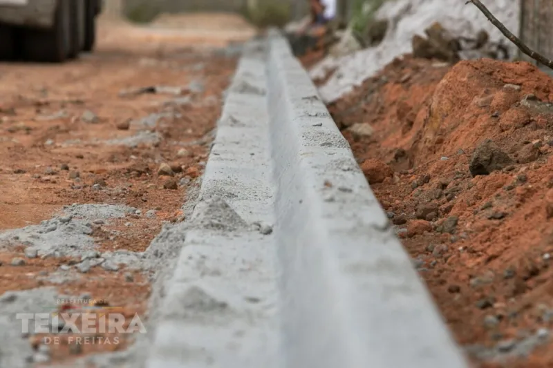 Obras avançam no Liberdade II com instalação de meio-fio na Rua Monte Belo Obras avançam no Liberdade II com instalação de meio-fio na Rua Monte Belo