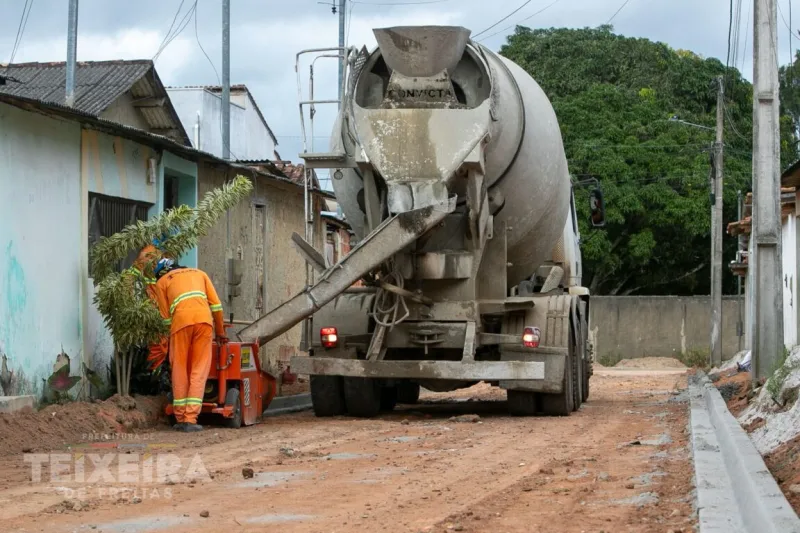 Obras avançam no Liberdade II com instalação de meio-fio na Rua Monte Belo Obras avançam no Liberdade II com instalação de meio-fio na Rua Monte Belo