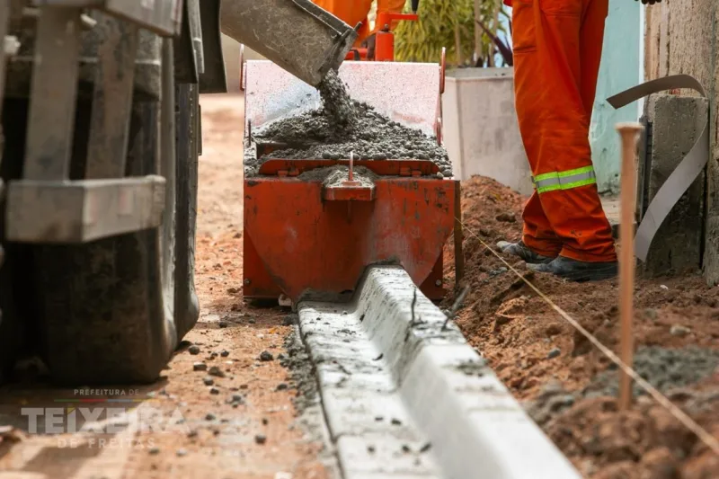 Obras avançam no Liberdade II com instalação de meio-fio na Rua Monte Belo Obras avançam no Liberdade II com instalação de meio-fio na Rua Monte Belo