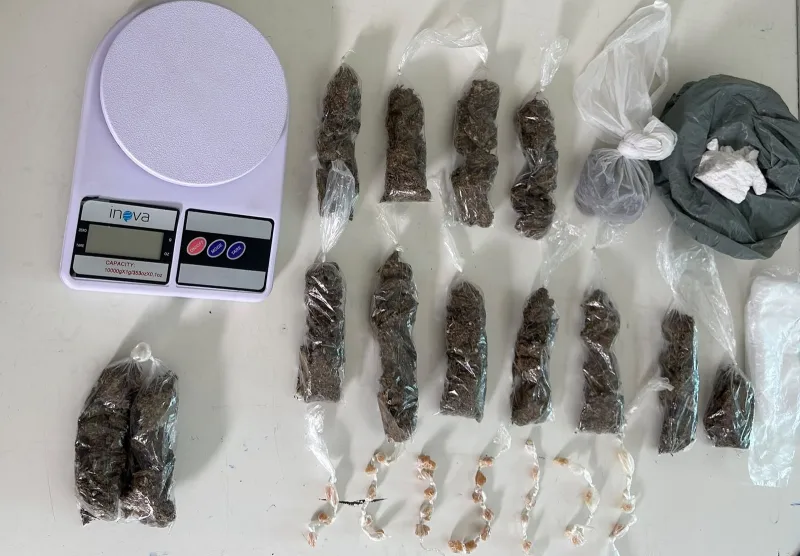 Mulher é detida após indicar local onde havia drogas escondidas em Medeiros Neto