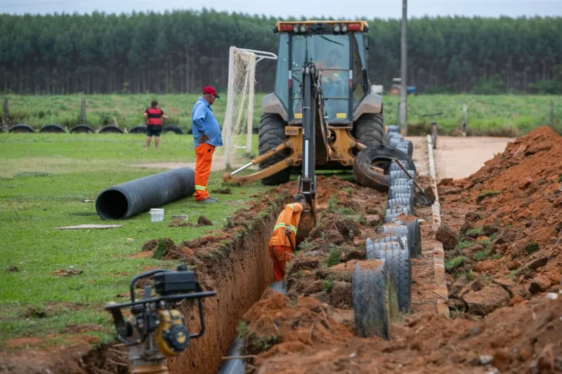 Prefeitura de Teixeira de Freitas amplia rede de drenagem e prepara pavimentação de 13 ruas em Santo Antônio