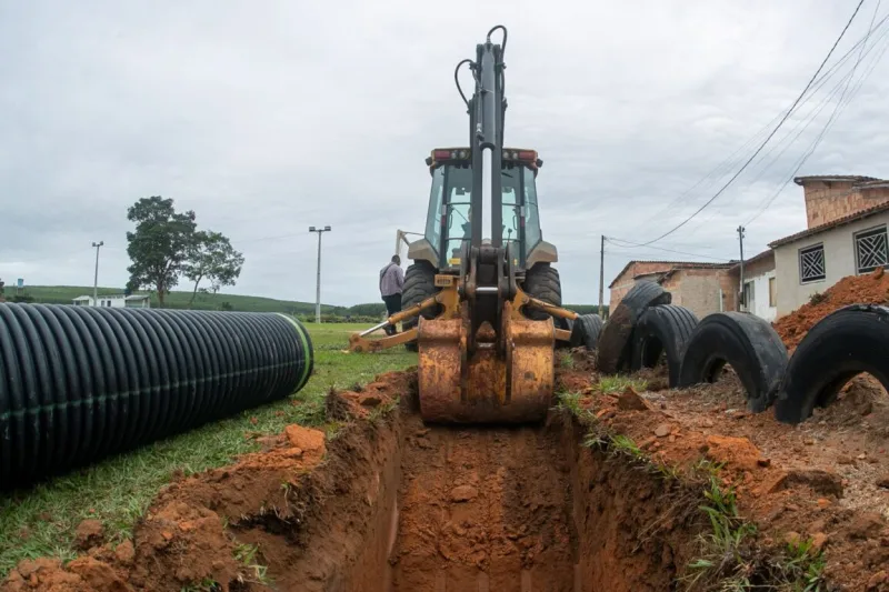 Prefeitura de Teixeira de Freitas amplia rede de drenagem e prepara pavimentação de 13 ruas em Santo Antônio